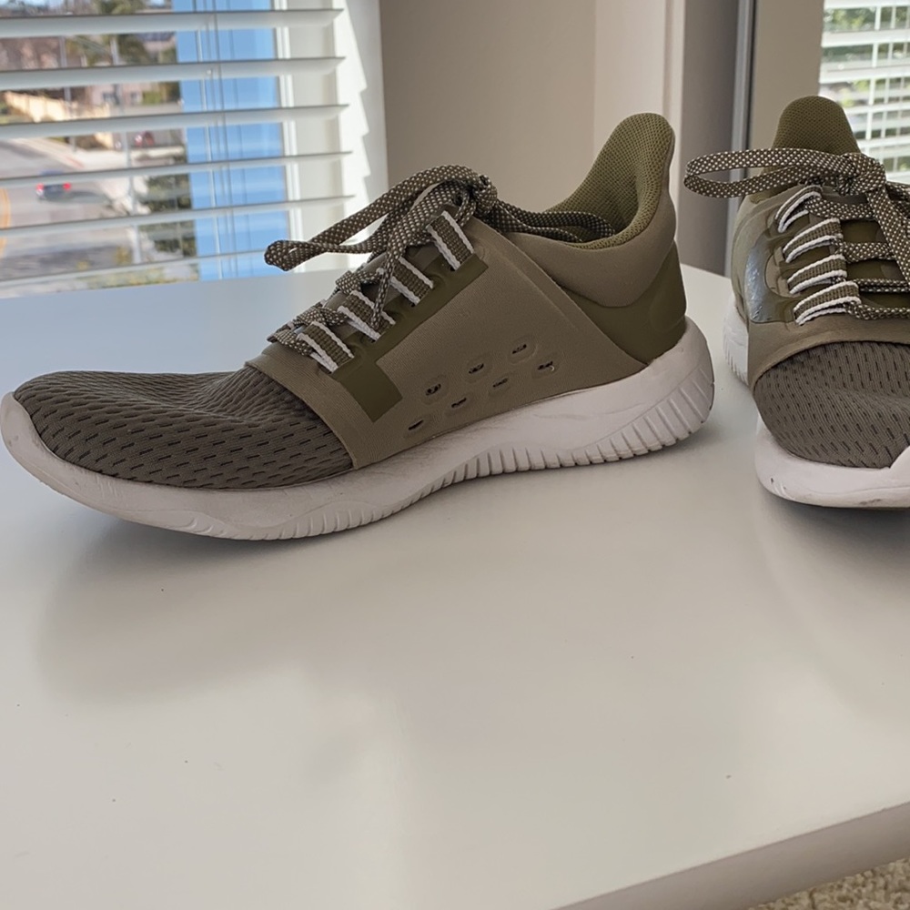 Woman’s ASICS Shoes - Picture 3 of 7